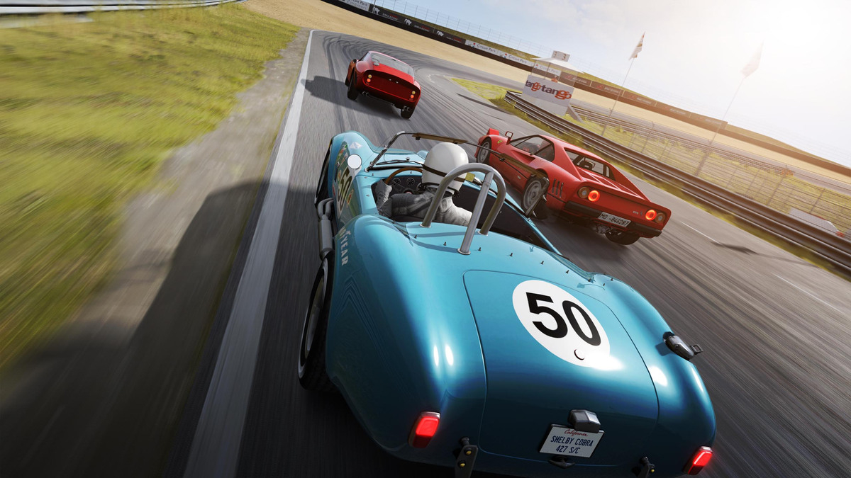 Assetto Corsa oyununda pist üzerinde birlikte ilerleyen klasik yarış otomobilleri.