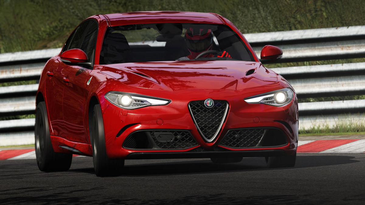 Assetto Corsa oyununda yarış pistinde görülen kırmızı Alfa Romeo otomobil.