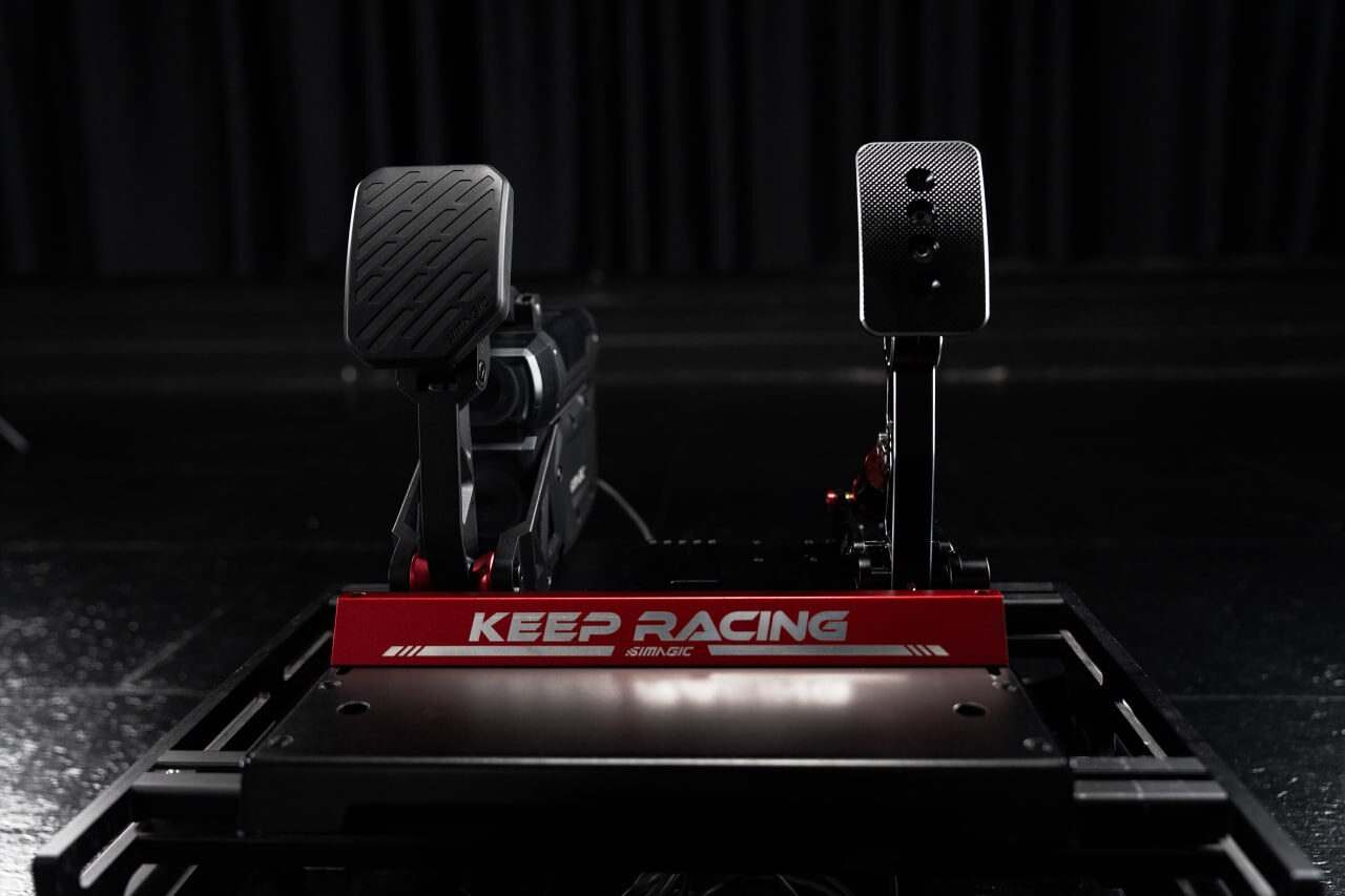 Simagic aktif pedalın ön görünümü, ikinci pedal ile birlikte kurulum örneği