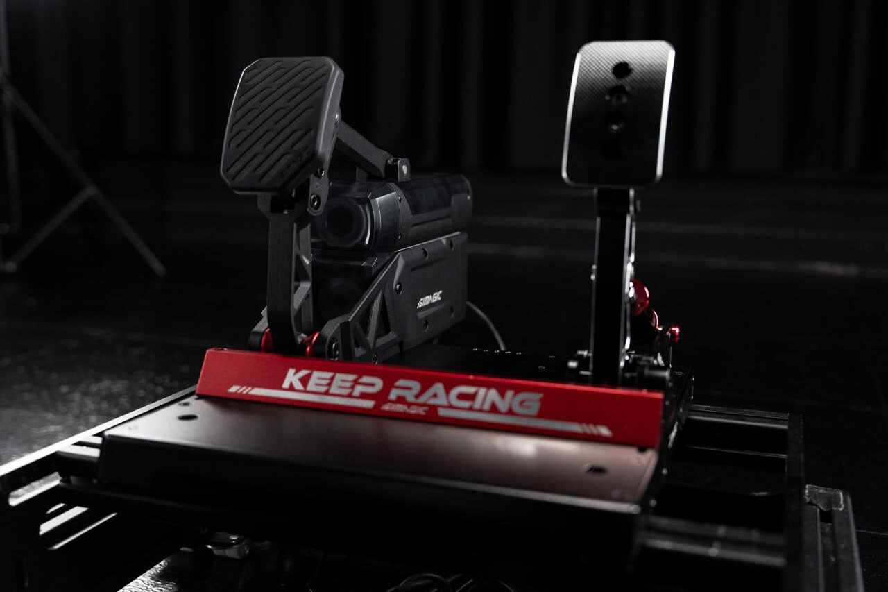 Simagic P-Active aktif pedalın başka bir pedal ve tabanla yan yana örnek kurulumu