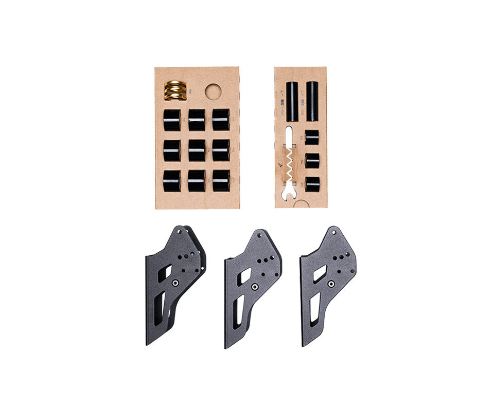 Simagic P700 Racing Kit yükseltilmiş pedal braketlerinin yan görünümü